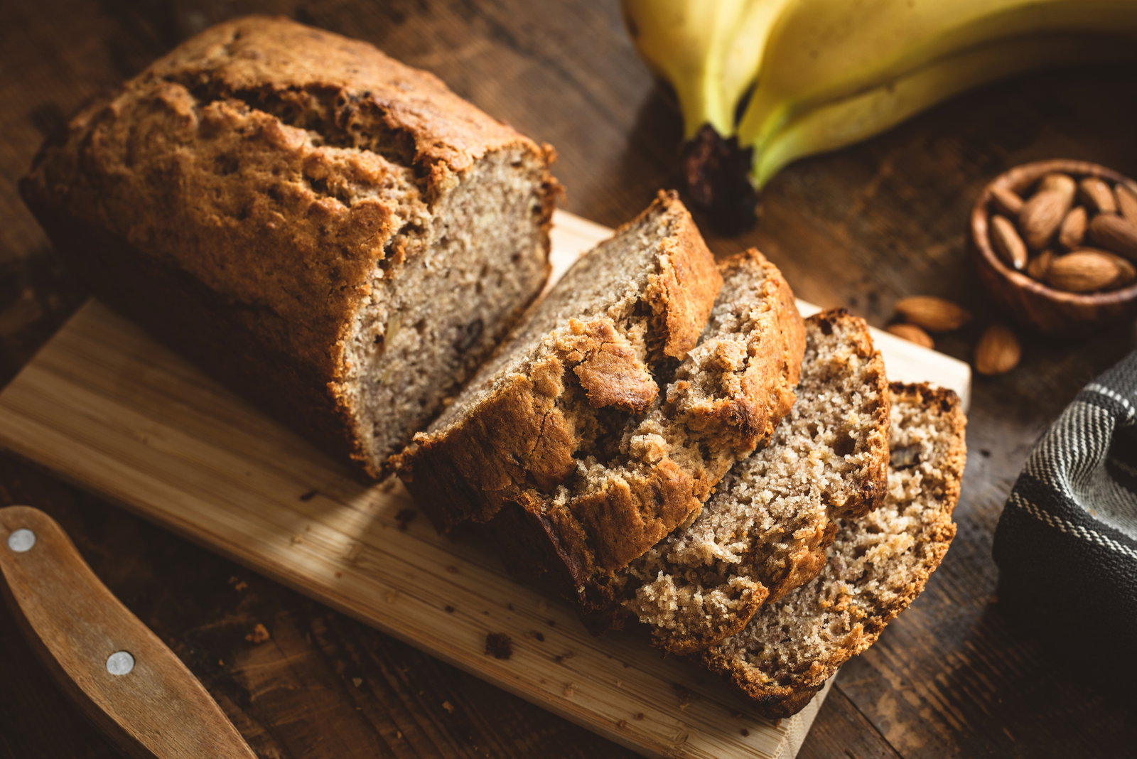Dieses Protein-Bananenbrot ohne Zucker stoppt das Mittagstief