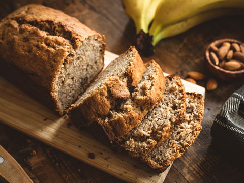 Dieses Protein-Bananenbrot ohne Zucker stoppt das Mittagstief