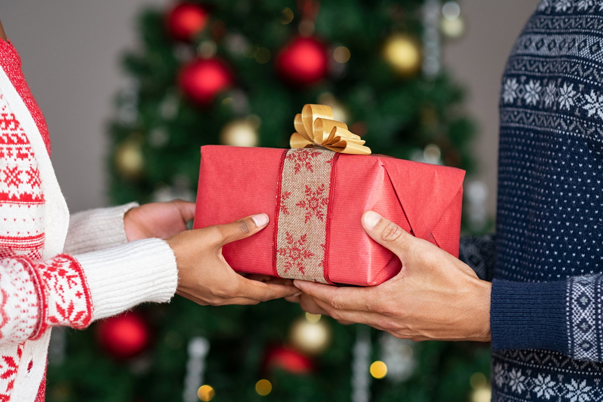Geschenke überreichen an Weihnachten