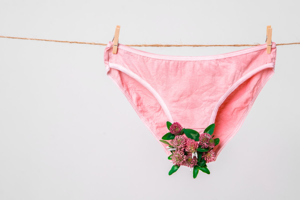 Zu den Symptomen der bakteriellen Vaginose gehören Juckreiz und ein brennendes Gefühl im Intimbereich.