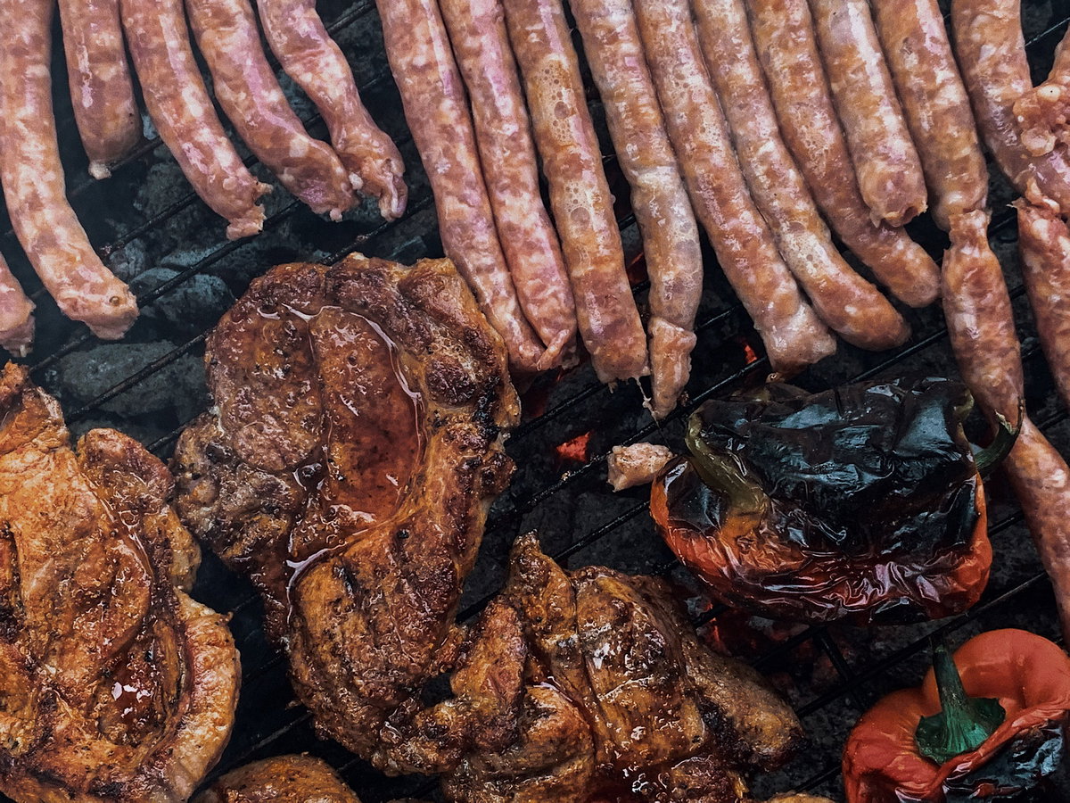 Würstchen, Fleisch und Paprika auf dem Grill.