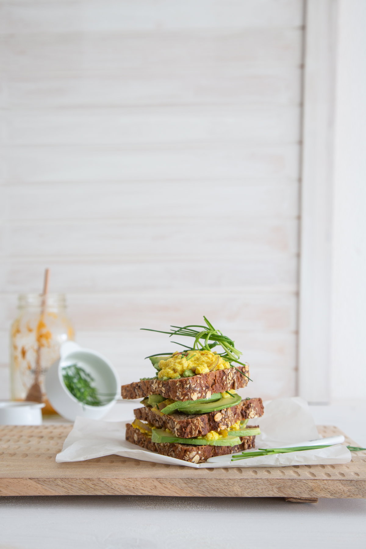 Vollkornbrot mit Avocado und Rührei