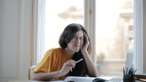 Augenmigräne: Wie Sie Auslöser erkennen und Anfälle vermeiden