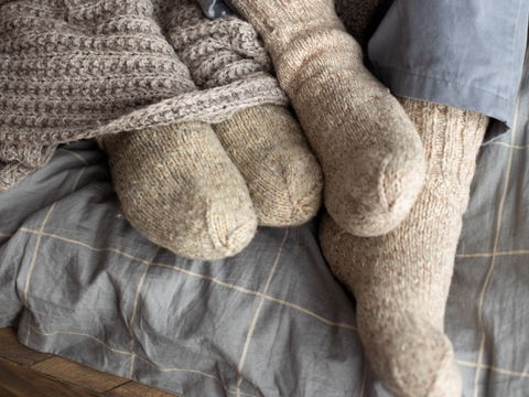 Mit Socken schlafen – gesund, oder nicht?