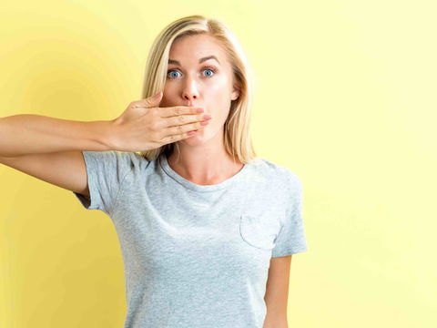 Mundgeruch: 7 Hausmittel gegen schlechten Atem