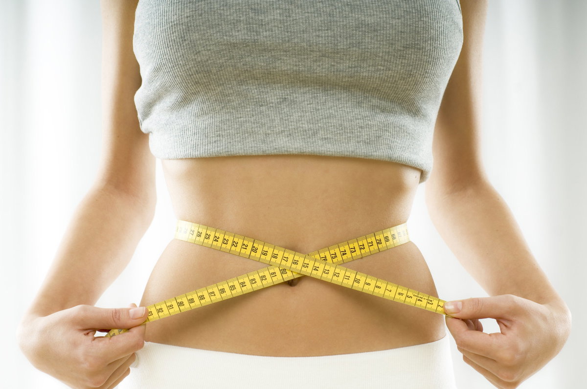 Frau mit Massband um die Taille