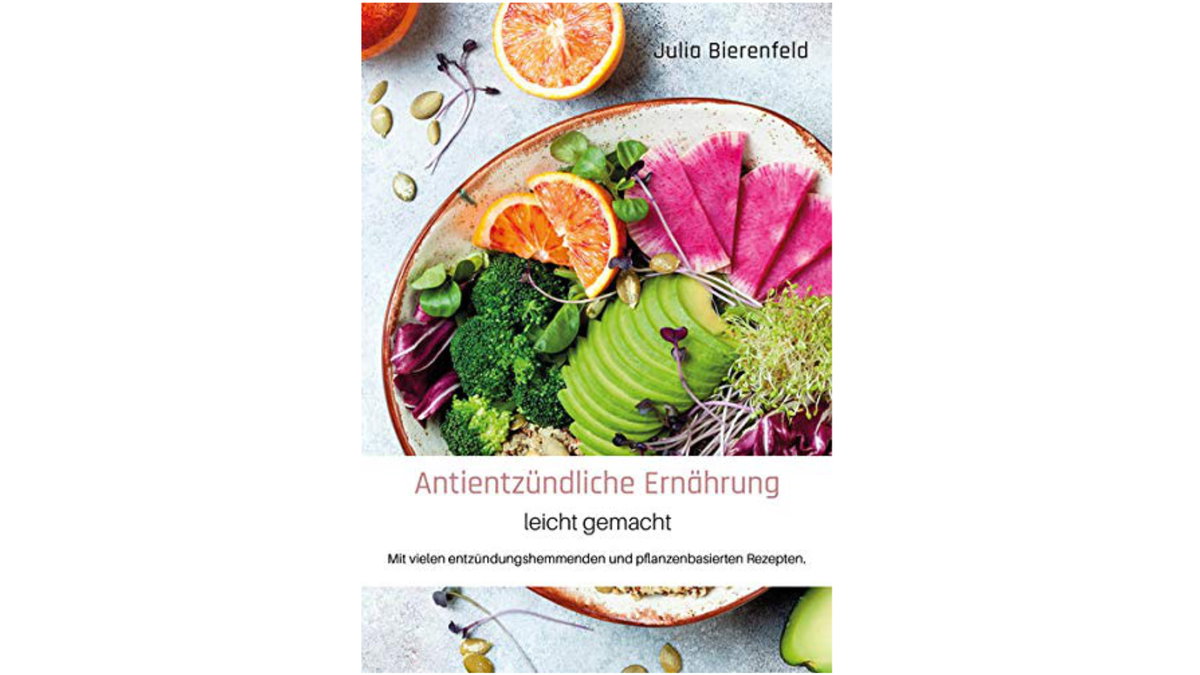 Mit "Antientzündliche Ernährung leicht gemacht" liefert Julia Bierenfeld einen umfassenden Ratgeber mit zahlreichen Rezepten. Sie erklärt darin, woher Entzündungen kommen, wofür sie gut sind und wie Sie übermäßige Entzündungen mit Ihrem Lebensstil in den Griff bekommen. Mit leckeren Rezepten für jede Tageszeit!