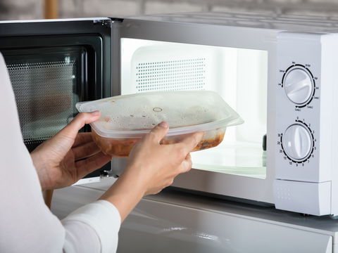 Achtung: Diese 3 Lebensmittel sollten Sie niemals in der Mikrowelle aufwärmen