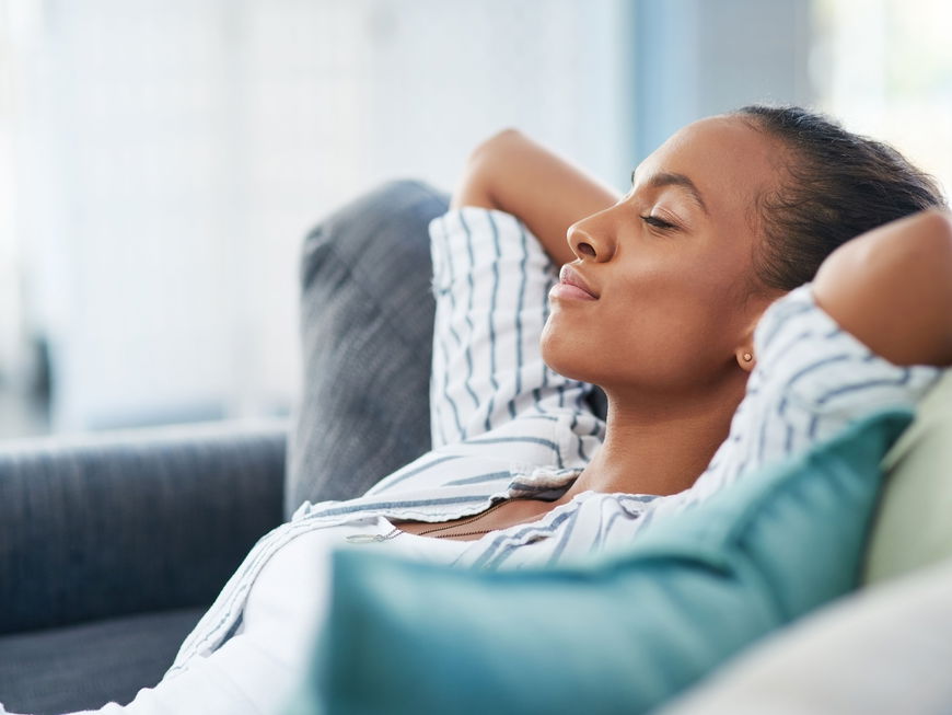 Mittagsschlaf auf dem Sofa