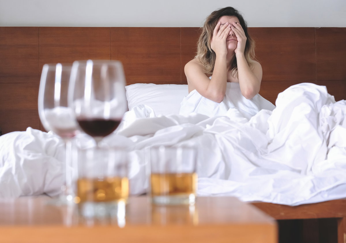 In den Vierzigern zeigen sich die ersten Alkoholschäden im Gesicht.