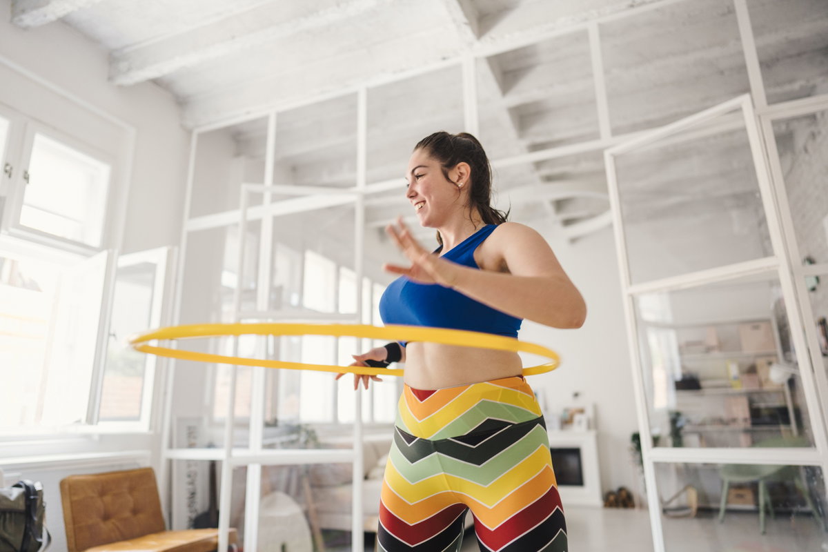 Frau mit Hula-Hoop
