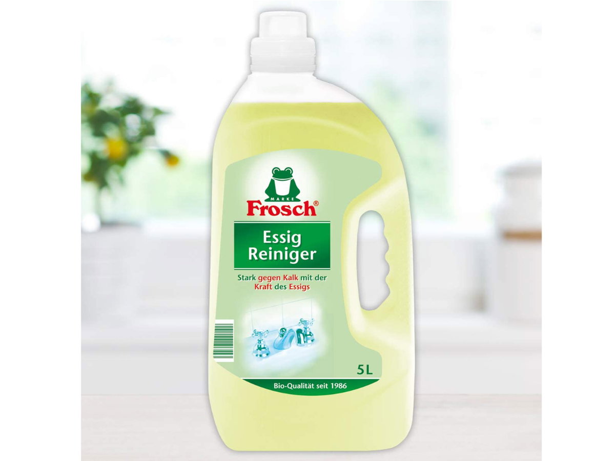 3. Frosch Essig Reiniger: Der Frosch Essig Reiniger ist komplett frei von Mikroplastik und reinigt Ihre Oberflächen auf natürliche Weise. Er entfernt zuverlässig Kalk, Wasserflecken und Seifenreste. Frosch verwendet Tenside aus nachwachsendem Anbau, setzt auf recycelte Verpackungsmaterialien und hat sogar eine firmeneigene Wasseraufbereitungsanlage. Den Essig Reiniger von Frosch erhalten Sie hier in 5-Liter-Behältern im 3er-Pack für ca. 40 Euro.