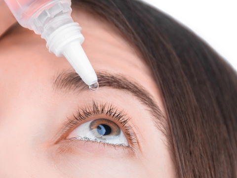 Augentropfen anwenden: 3 typische Fehler