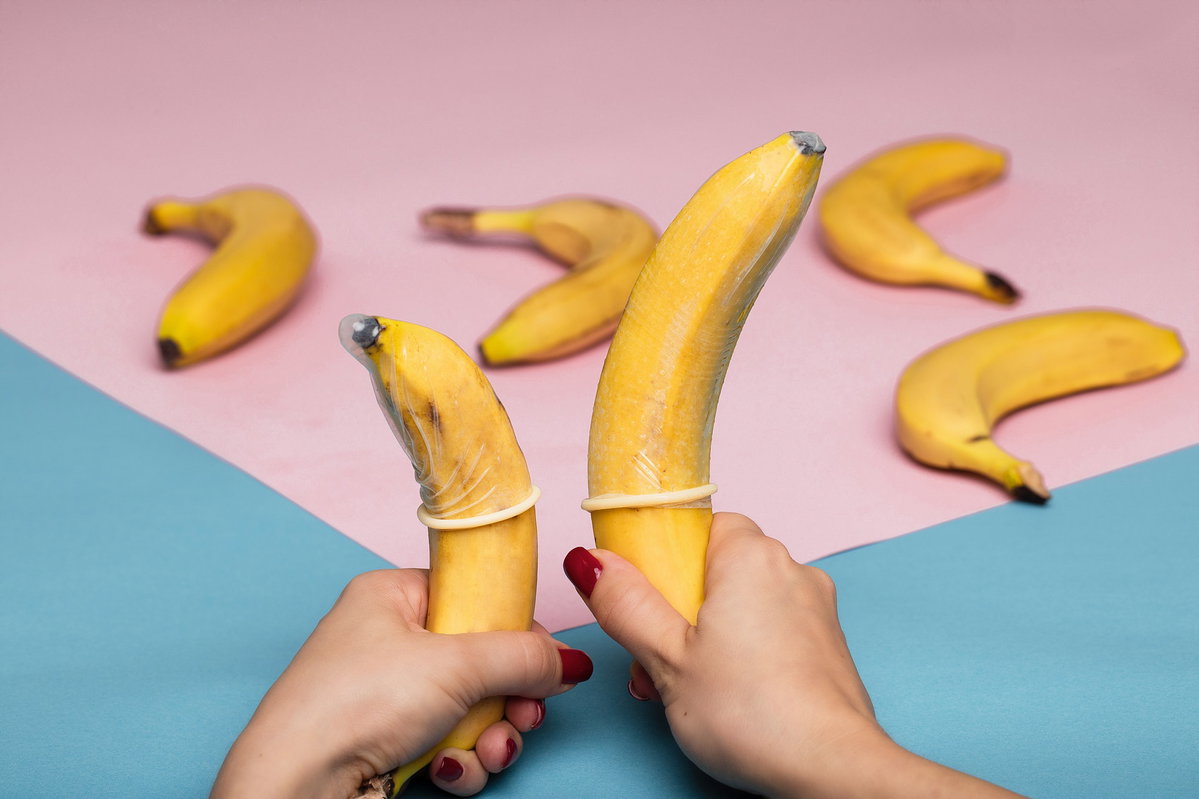 Zwei Bananen mit Kondomen