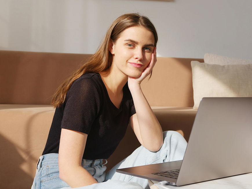Frau arbeitet am PC