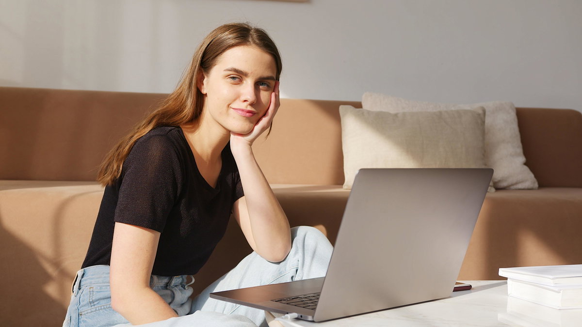 Frau arbeitet am PC