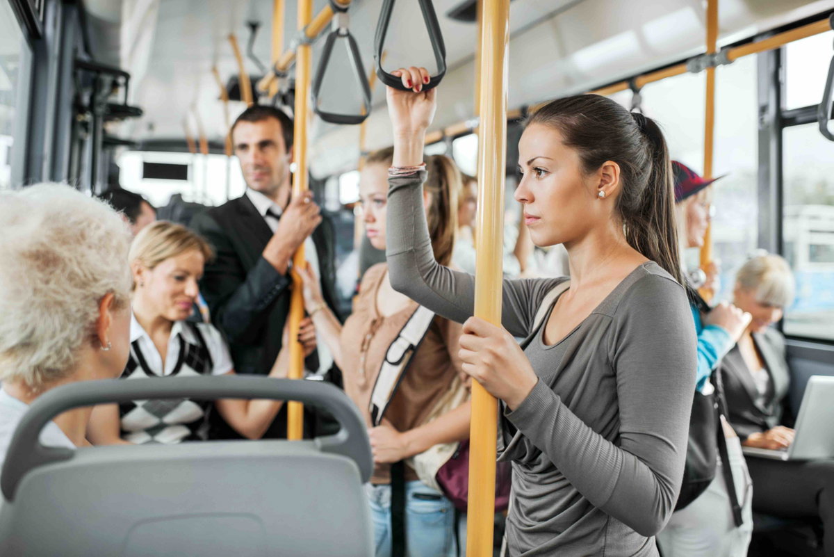 Frau im Bus