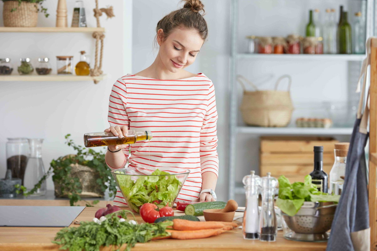 Frau macht Salat