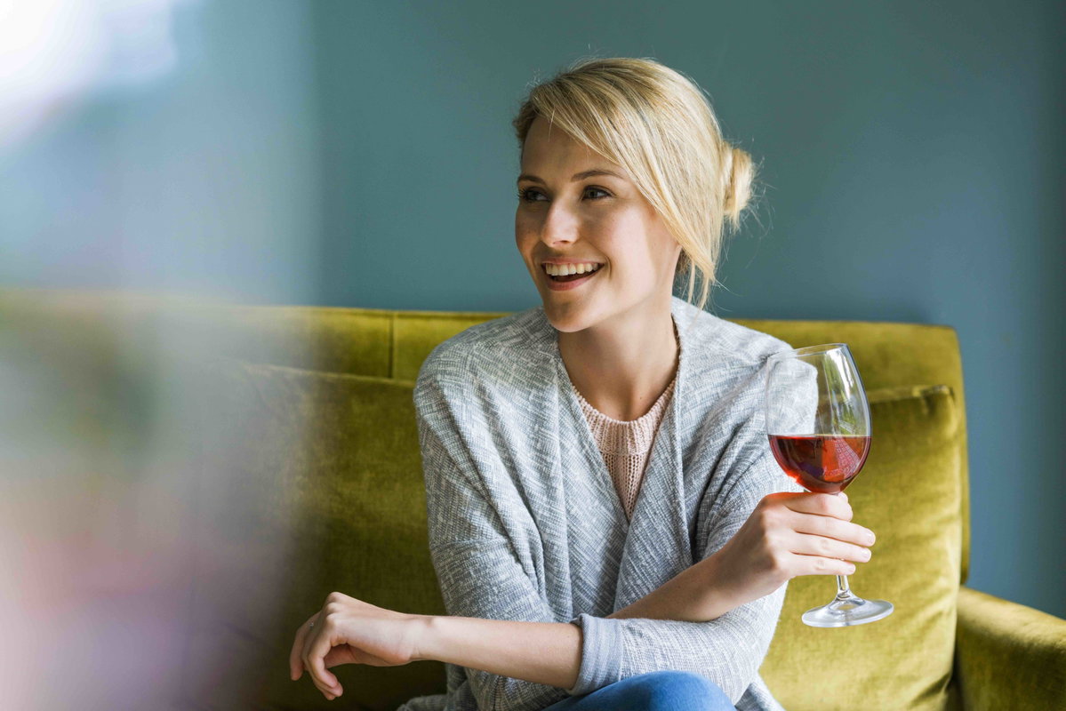 Frau trinkt Rotwein