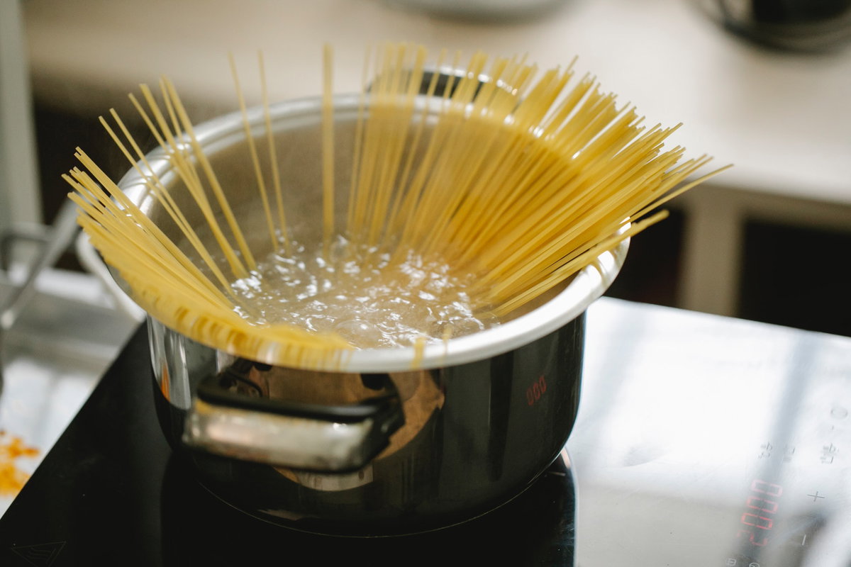 Spaghetti im Kochtopf