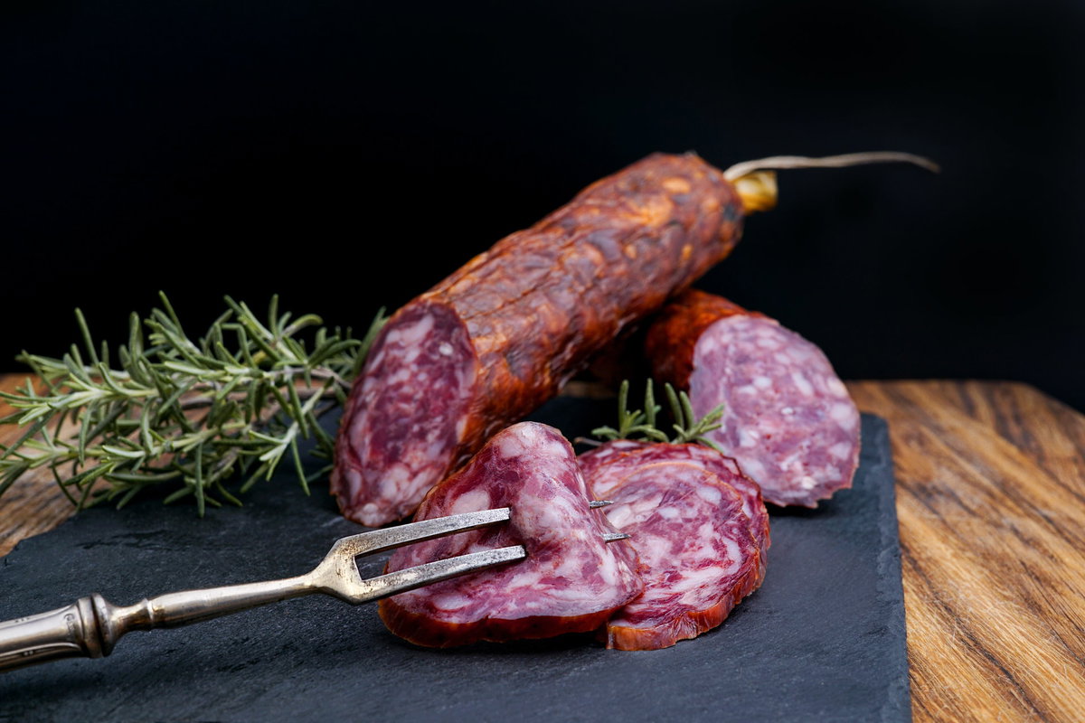 Salami geschnitten und präsentiert