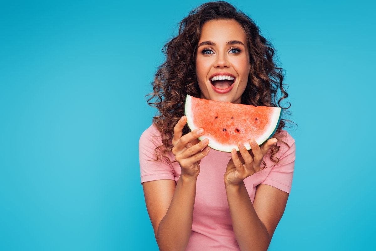 Frau hält Wassermelone in den Händen