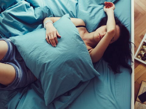 Das hilft wirklich bei Kopfschmerzen während der Periode – 5 Tipps