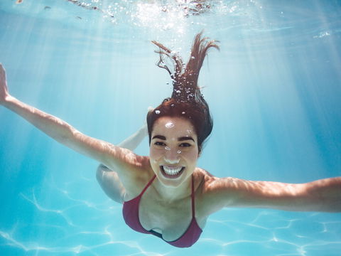Muskelkrampf beim Schwimmen – so handeln Sie richtig