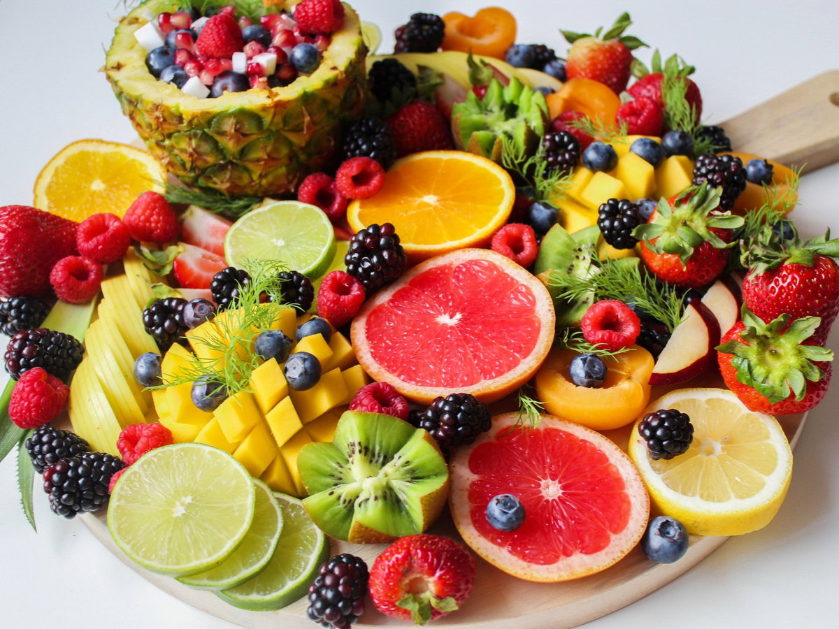 Obstteller mit verschiedenen Früchten