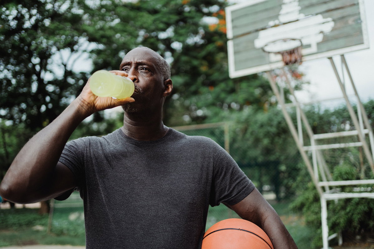 Basketballer trinkt Sportgetränk