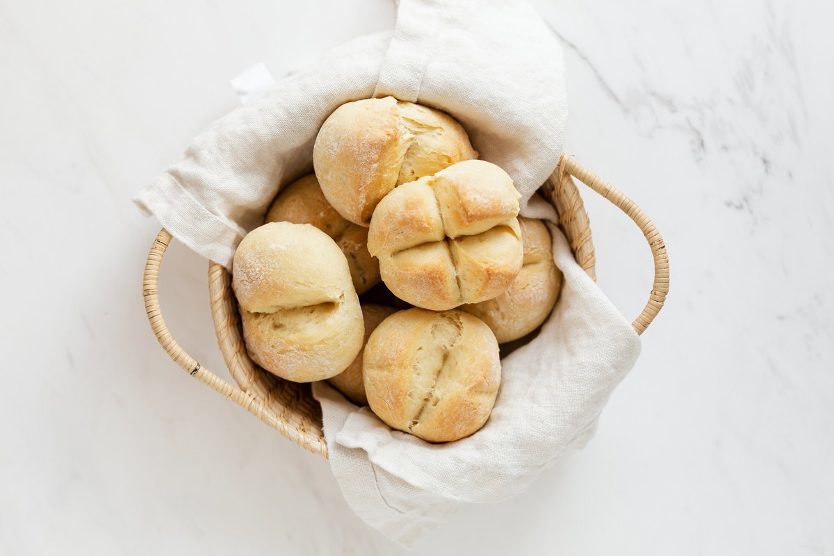 Weiße Brötchen in einem Korb