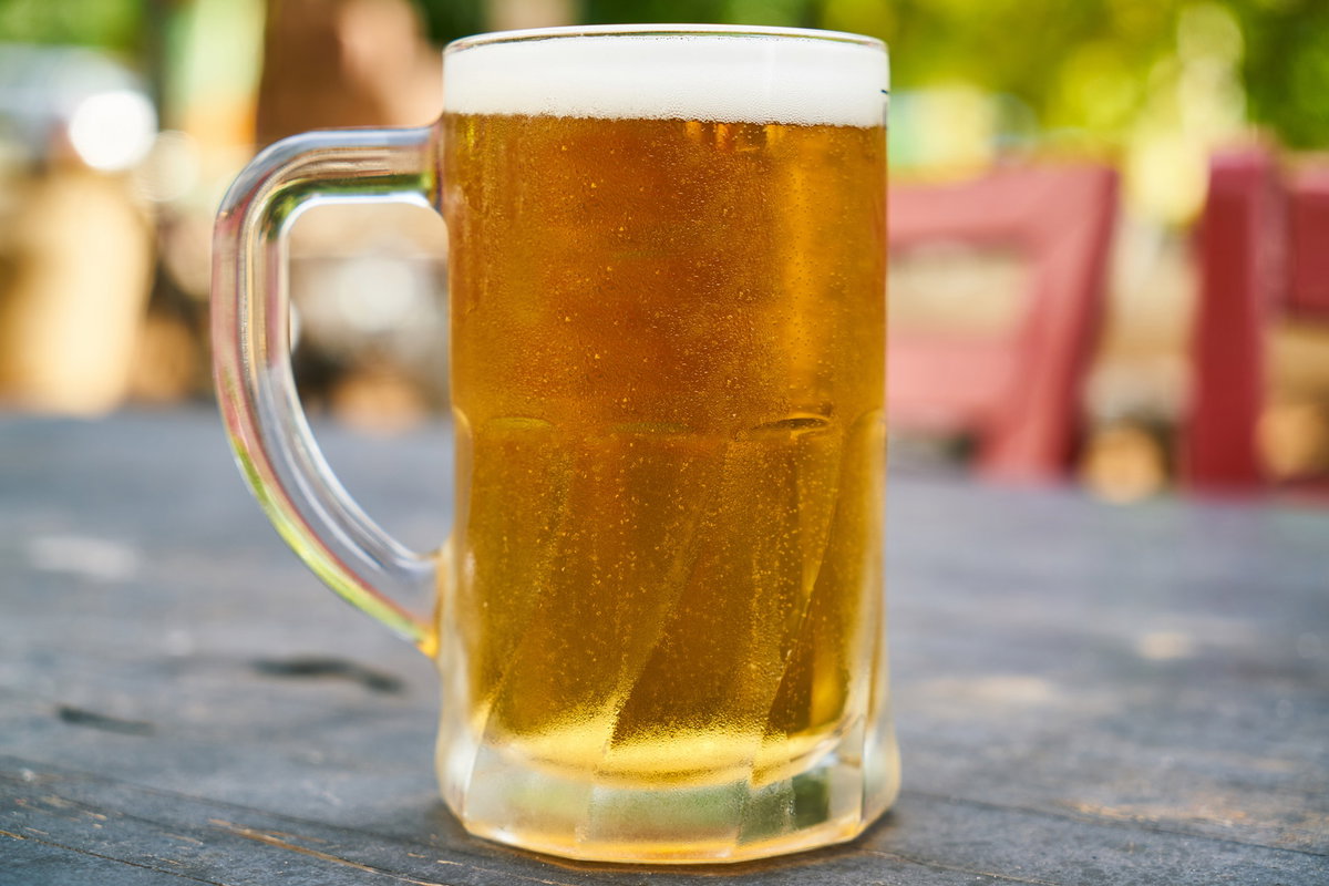 Glas Bier auf einem Holztisch