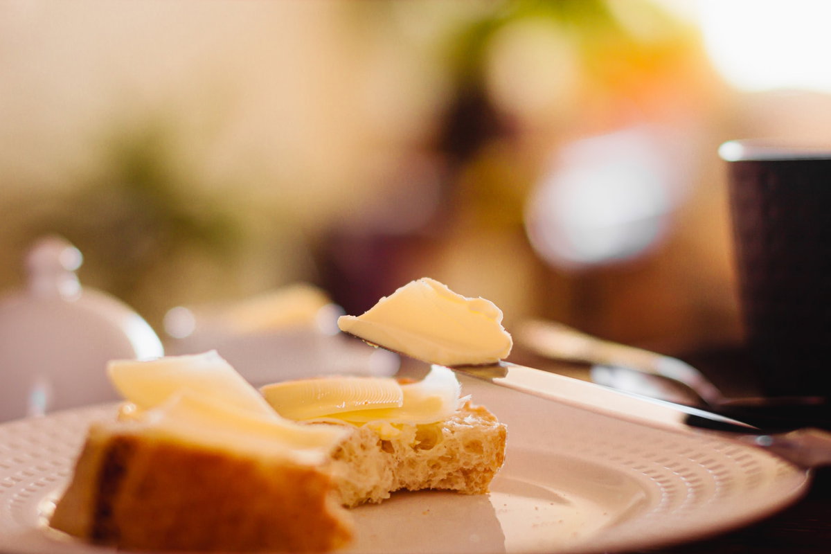 Butter auf einem Brotmesser