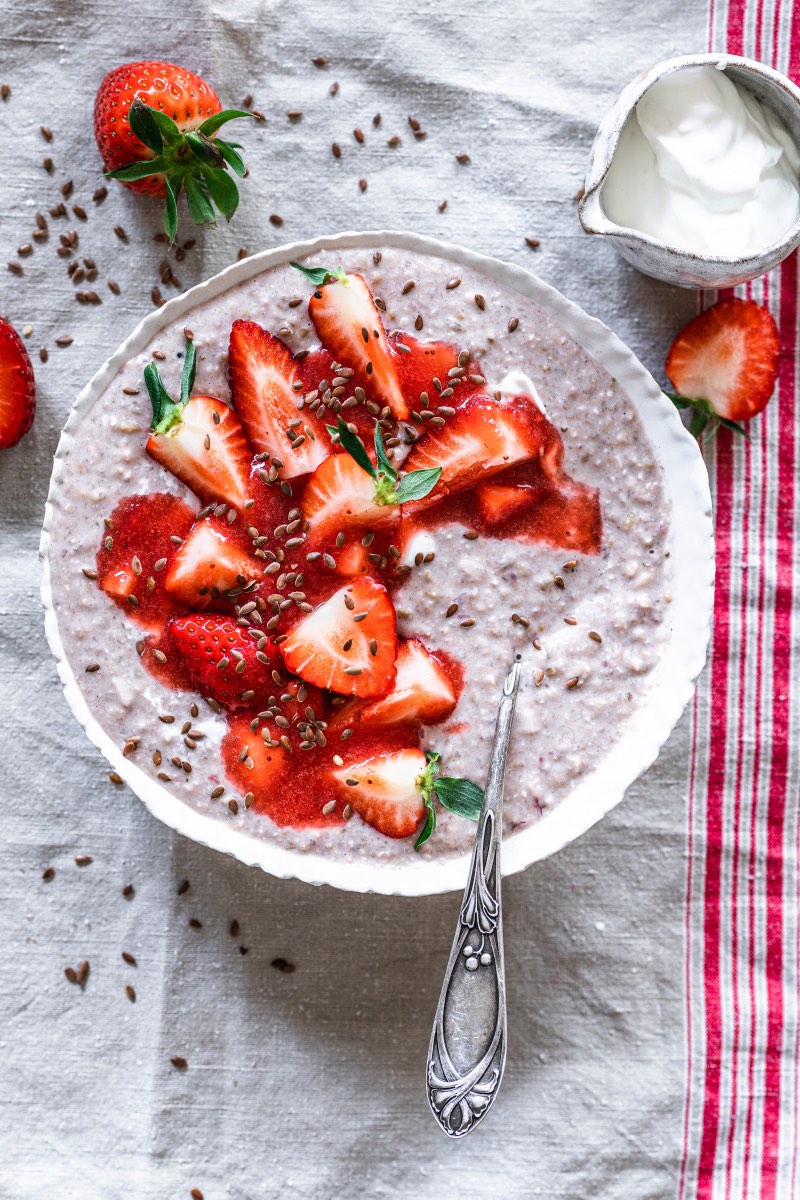 Süßer Start in den Frühlingstag: Vegane Overnight-Oats mit frischen Erdbeeren