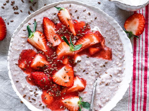 Süßer Start in den Frühlingstag: Vegane Overnight-Oats mit frischen Erdbeeren