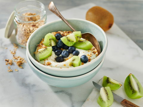 Protein-Kick am Morgen: Dieses 5-Minuten-Rezept mit gerösteten Haferflocken hält stundenlang satt
