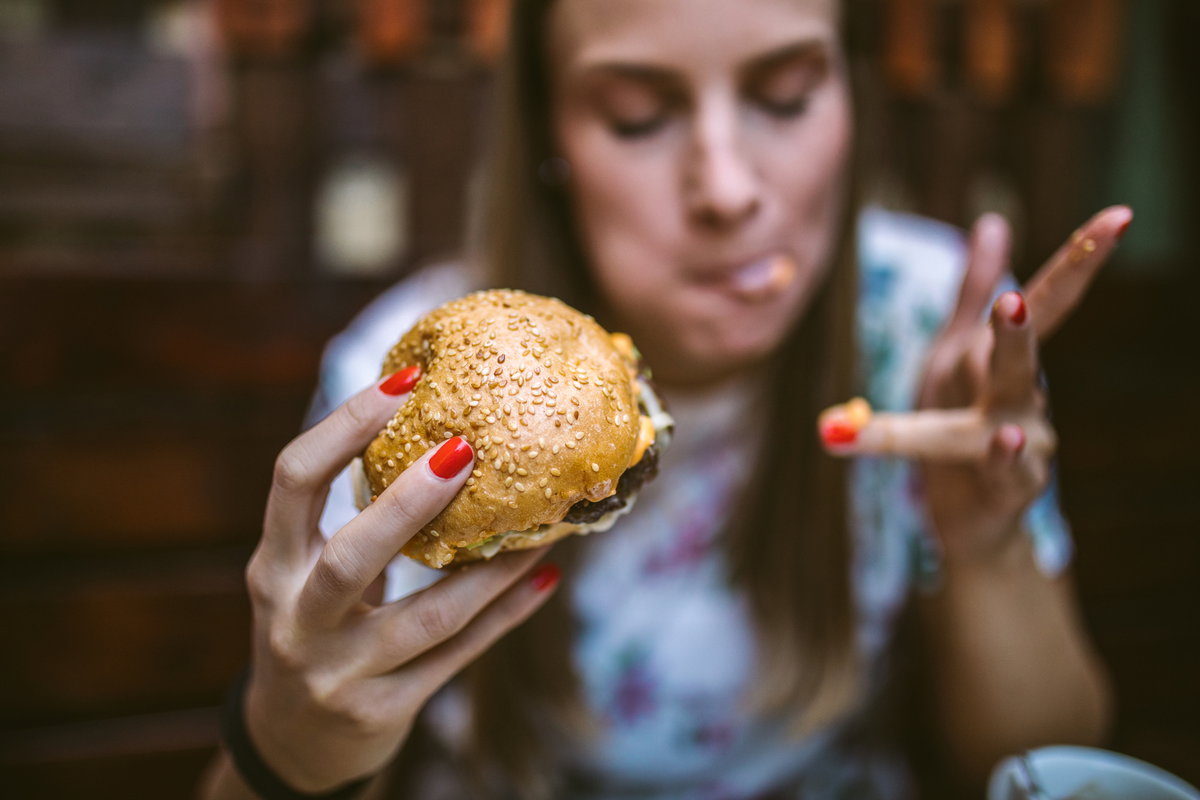 Frau isst Burger
