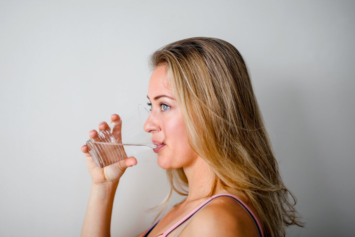Frau trinkt Wasser