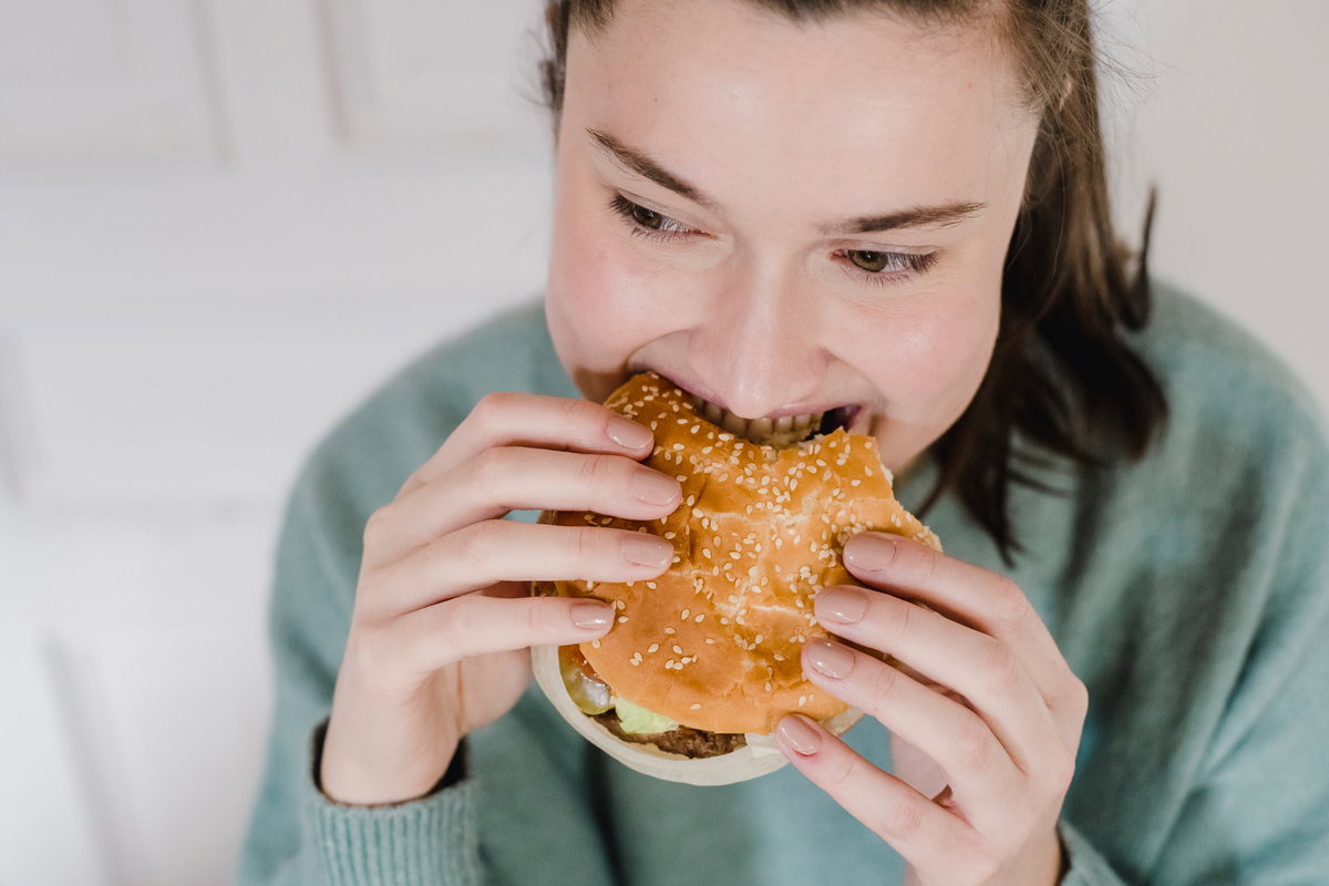 Frau isst Hamburger