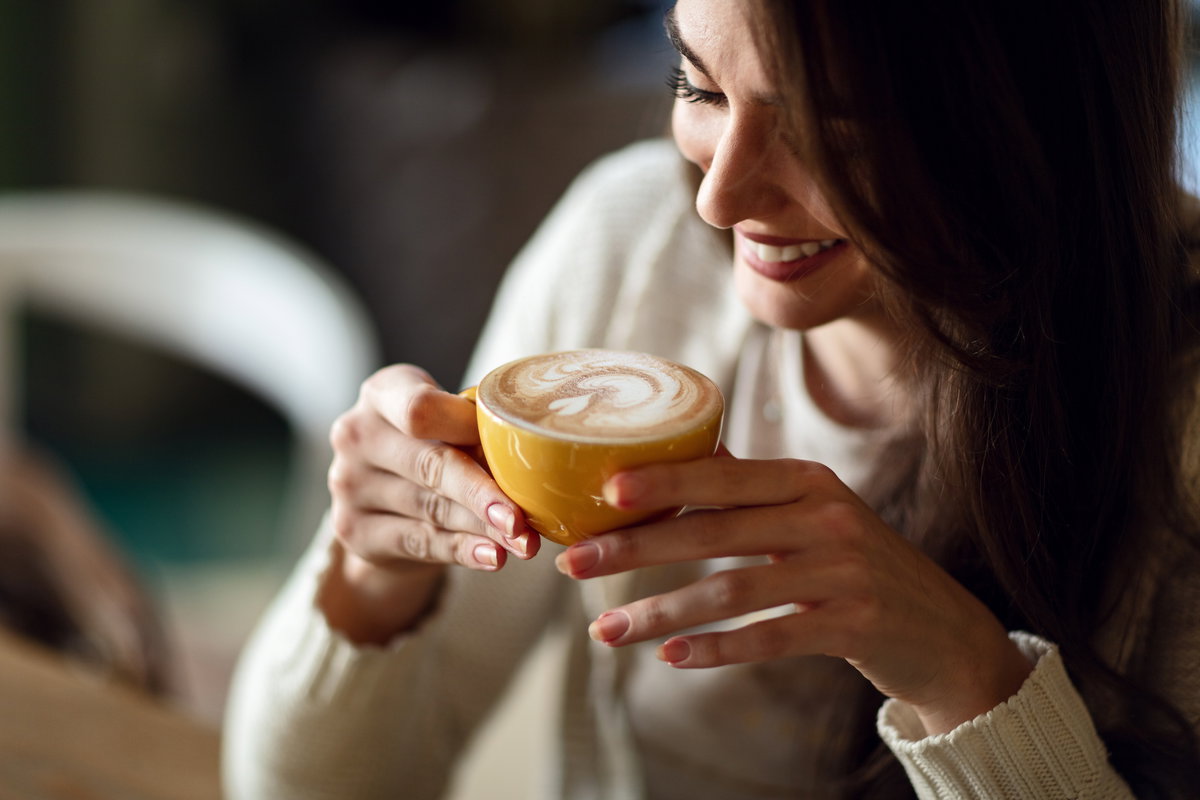Frau trinkt Kaffee