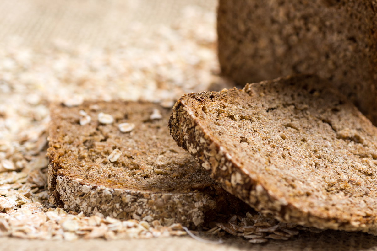 Brotscheiben und Haferflocken