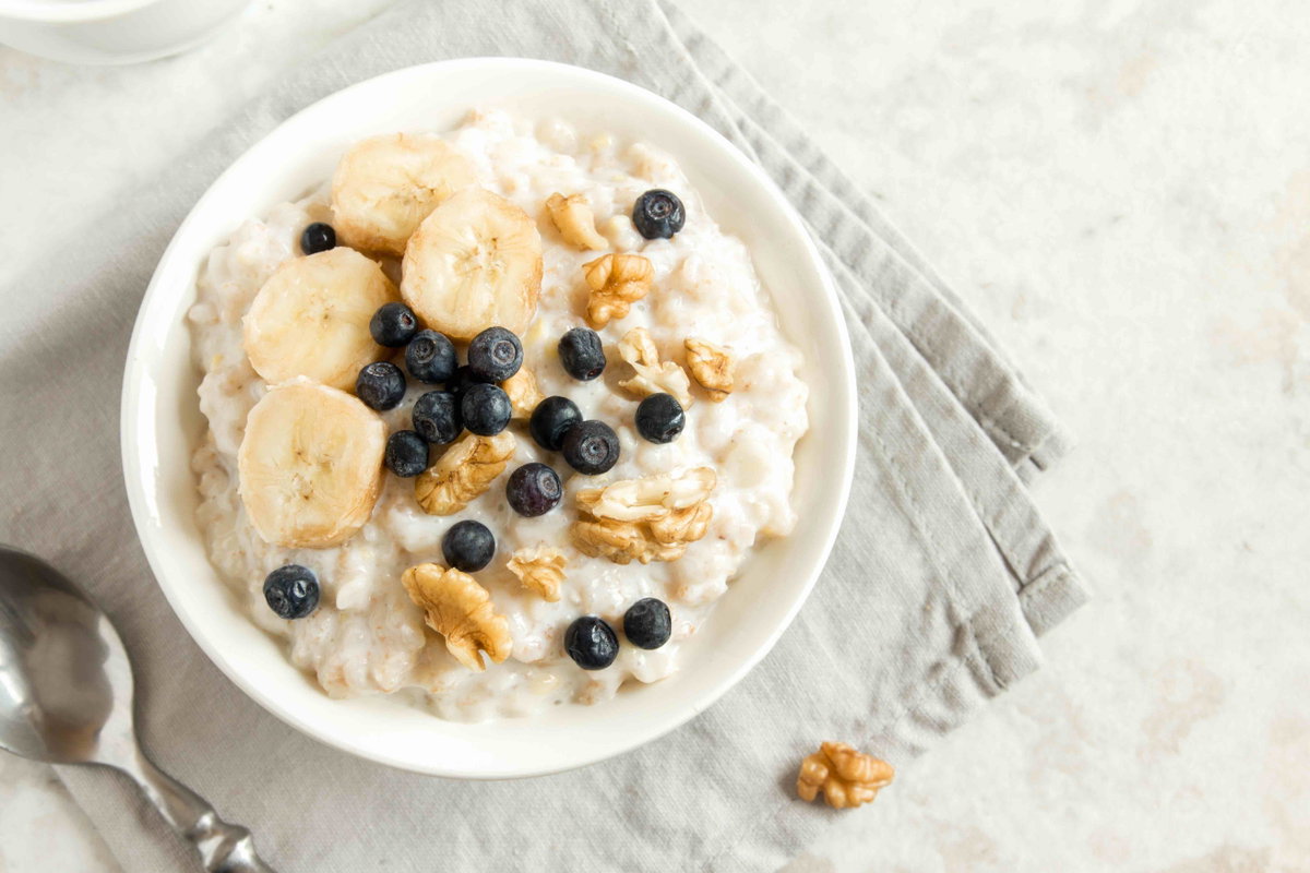 Porridge mit Beeren und Bananen