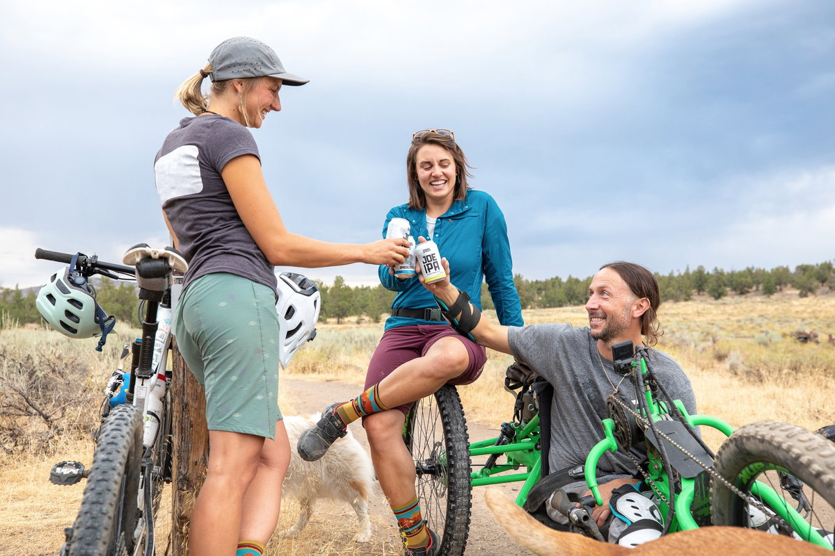 Radfahrer trinken Bier in der Pause