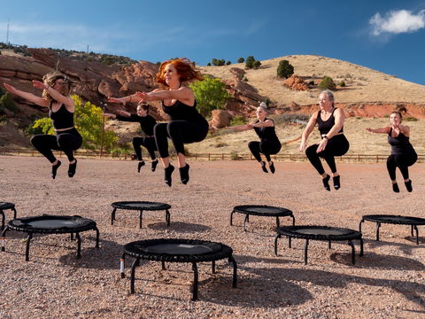 Trampolin-Übungen: 13 effektive Fitness-Übungen