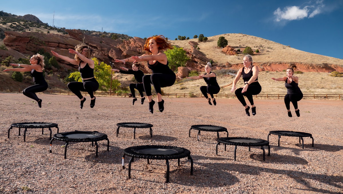 Frauen springen in der Wüste Trampolin