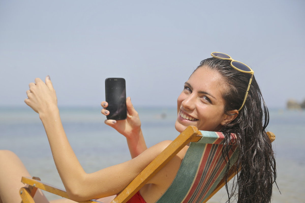 Frau sitzt am Strand