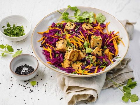 Lecker und vegan: Asiatische Rotkohl-Pfanne mit Tofu