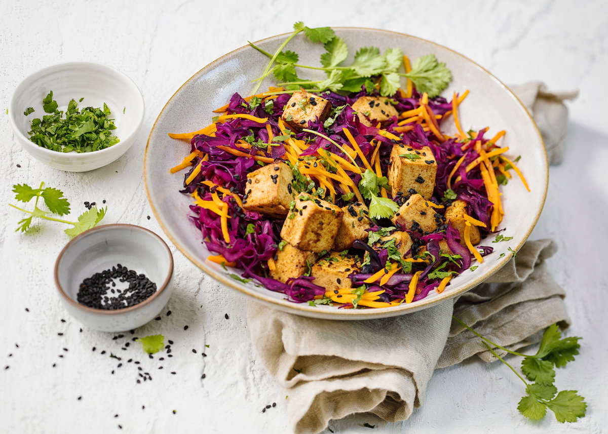 Asiatische Rotkohl-Pfanne mit Tofu