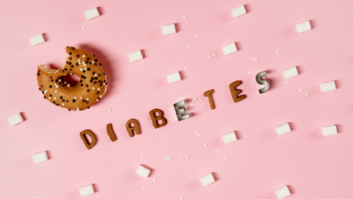 Diabetes ist eine Stoffwechselerkrankung, die durch einen erhöhten Blutzuckerspiegel gekennzeichnet ist.