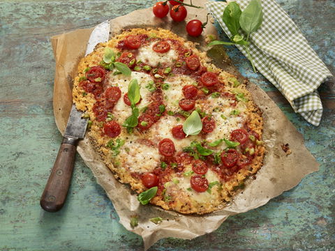 Low Carb Pizza mit Blumenkohl: Knuspriger Boden, himmlisch-saftiger Belag